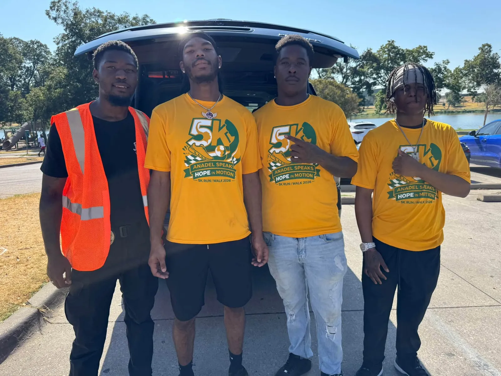 HUHH volunteers at the 5K