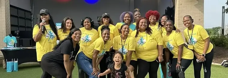 HUHH girls, mentors and volunteers in yellow 5K shirts